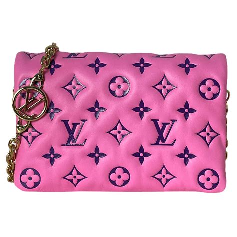 louis vuitton pochette coussin pink